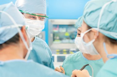 Cerrah ekibini kapatın. Ameliyathanede çalışıyorlar.