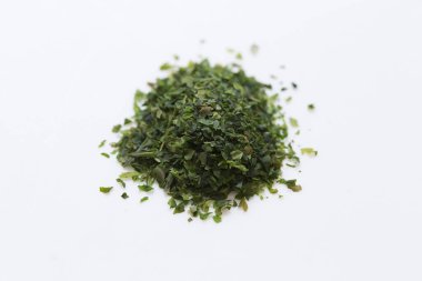 Beyaz arkaplanda kurumuş yeşil bitki yaprakları