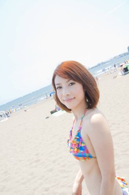 Kumsalda bikinili güzel bir kadın. 