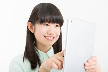 Stüdyoda tabletli Asyalı öğrenci.