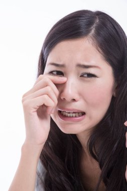 Güzel Asyalı kadının ağladığı stüdyo portresi.