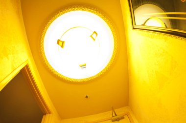 Beyaz tavanlı sarı tavan lambası