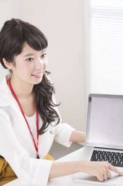 Asya iş kadını laptop ile çalışma