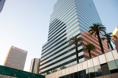 Yoğun şehrin büyük kuleleri.