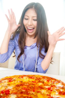 Mutlu genç kadın yemek Pizza