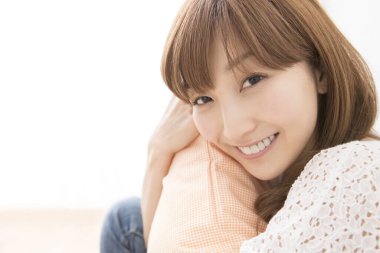 Gülümseyen güzel Asyalı kadın portresi