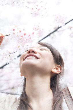 Kiraz çiçekli genç kadın