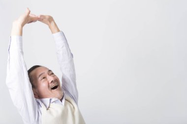 Beyaz arka planda olgun Asyalı erkek portresi