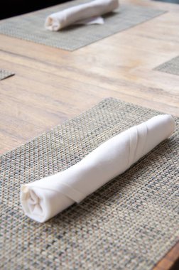 boş tahta masa ve peçeteler  