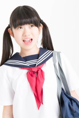 Beyaz arka planda okul üniformalı güzel genç bir öğrencinin portresi.