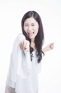 Kamerayı gösteren Asyalı kadın..