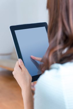 evde tablet pc ile çalışan genç kadın