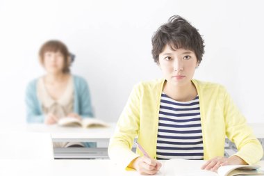 Üniversitede okuyan genç bayan öğrenciler