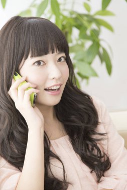 Akıllı telefon kullanan Asyalı kadın