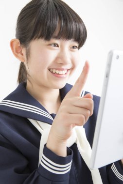 Tablet kullanan Asyalı kızın portresi