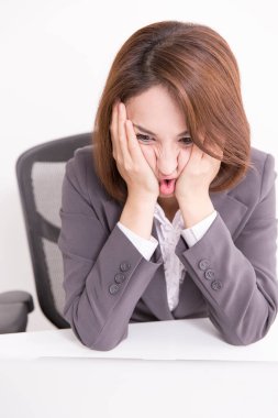Ofisteki stresli iş kadını portresi.