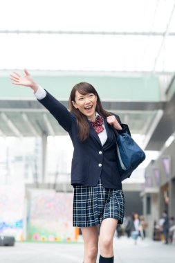 Üniformalı genç Asyalı kadın öğrencinin portresini yakından çek.