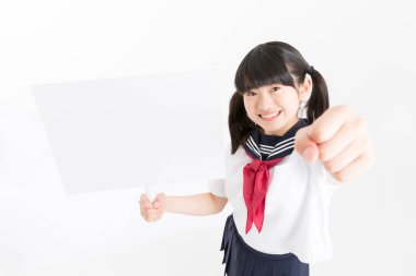 Okul üniformalı güzel bir öğrencinin portresi. Elinde beyaz bir tahta var.