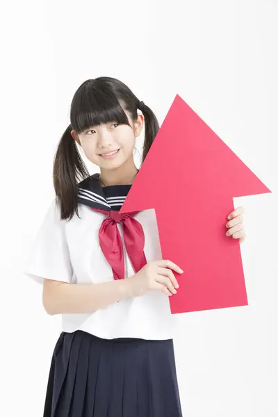 Liten Asiatisk Flicka Skolan Uniform Håller Röd Pil Tecken Isolerade — Stockfoto