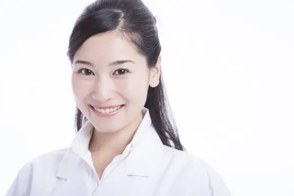 Jovem Asiático Mulher Médico Sorrindo Fundo Branco — Fotografia de Stock