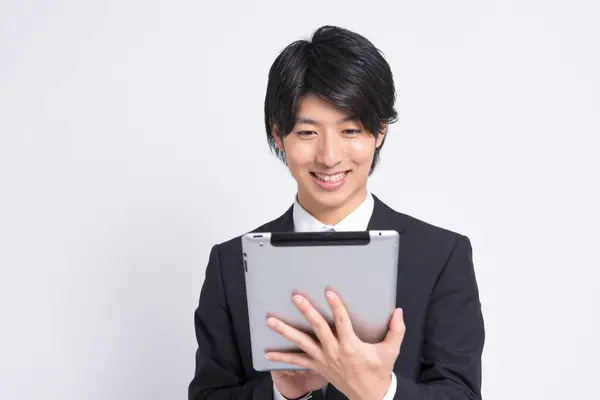 Jovem Empresário Com Tablet Estúdio — Fotografia de Stock