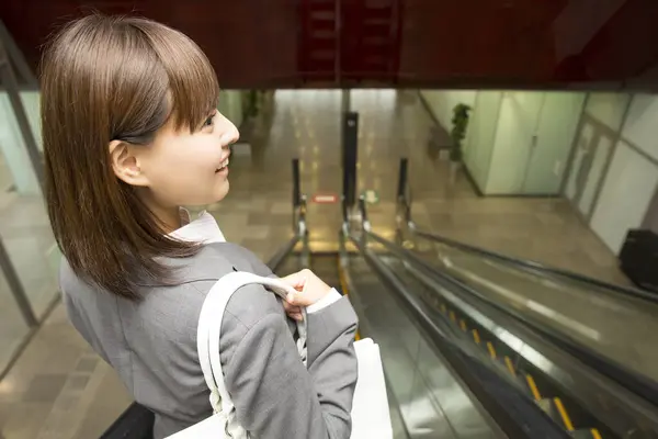 Ofisinde Yürüyen Merdiven Olan Genç Bir Kadını — Stok fotoğraf
