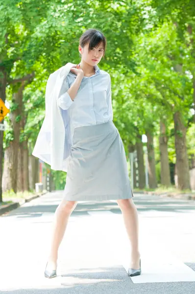 Retrato Livre Mulher Japonesa Alegre Andando Parque Verão Verde — Fotografia de Stock