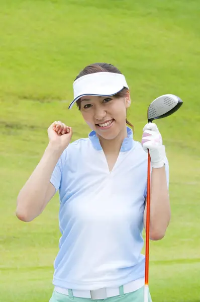 コース上でポーズする美しいアジアの女性ゴルフプレーヤーを閉じる — ストック写真