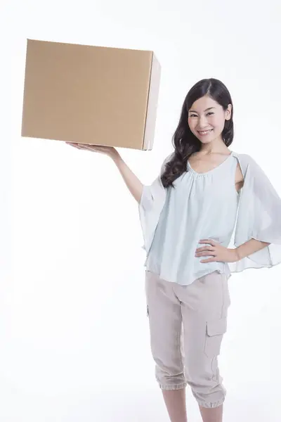 Joven Mujer Asiática Sosteniendo Caja Cartón Aislado Sobre Fondo Blanco — Foto de Stock