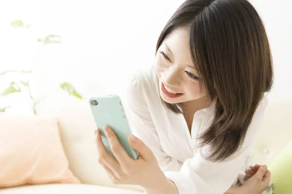 Retrato Hermosa Joven Mujer Asiática Usando Teléfono Inteligente Aislado Blanco — Foto de Stock