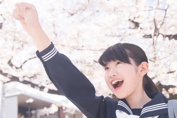Portrait Bel Étudiant Japonais Dans Rue Avec Des Cerisiers Fleurs — Photo