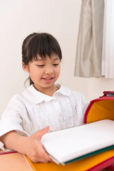 Маленькая Азиатская Девочка Делает Домашнее Задание — стоковое фото