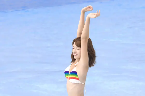 Junge Japanerin Bunten Badeanzug Hat Spaß Pool Urlaubskonzept — Stockfoto