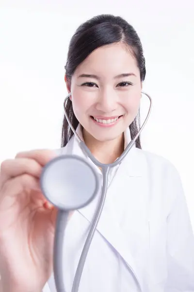 Jeune Asiatique Femme Médecin Avec Stéthoscope — Photo