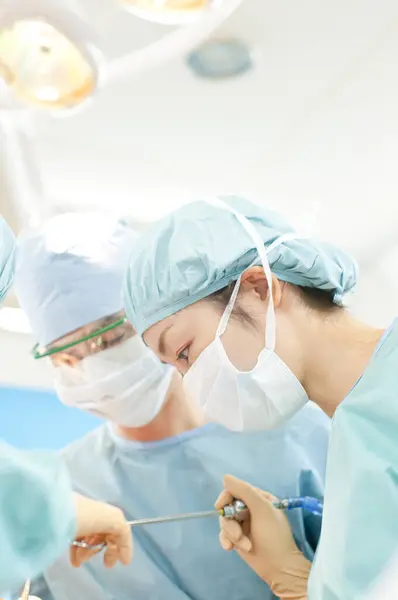 Close Equipe Cirurgiões Que Trabalham Sala Cirurgia — Fotografia de Stock