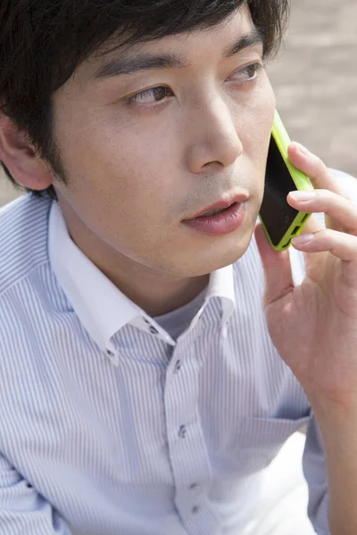 Asiatique Homme Aide Téléphone Mobile Bord Mer — Photo