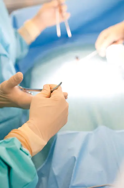 Närbild Kirurger Team Som Arbetar Kirurgiska Operationssalen — Stockfoto