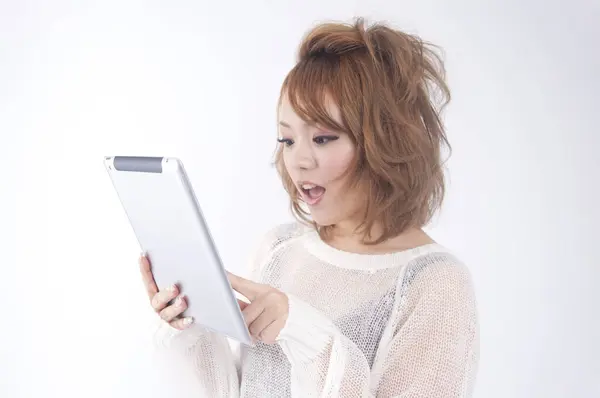Jovem Asiático Mulher Usando Tablet Isolado Fundo — Fotografia de Stock