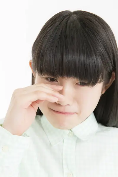 白い背景で孤立して泣いている若いアジアの少女の学生 — ストック写真