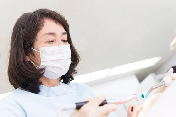 Kobieta Poddawana Badaniu Zębów Przez Dentystę — Zdjęcie stockowe
