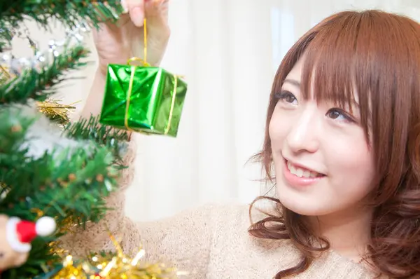 Asiatico Donna Decorazione Albero Natale — Foto Stock