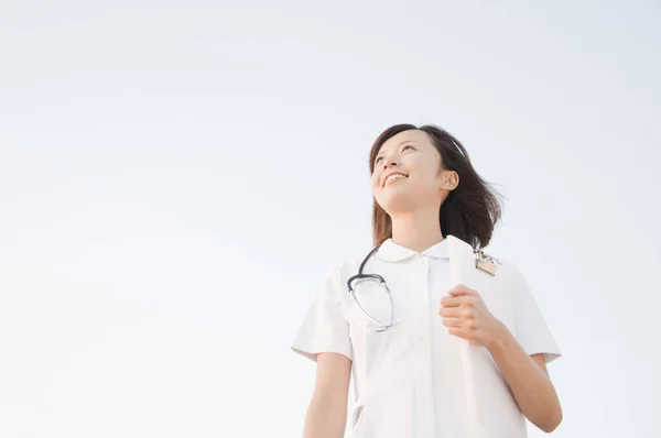 Sorridente Asiático Feminino Médico Com Estetoscópio Prancheta — Fotografia de Stock