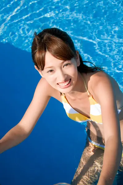Joven Mujer Japonesa Traje Baño Colorido Divirtiéndose Piscina Concepto Vacaciones —  Fotos de Stock