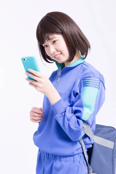 年轻美丽的亚洲妇女使用智能手机 — 图库照片