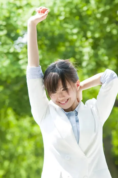 Šťastný Asijské Mladý Businesswoman Pózování Park — Stock fotografie