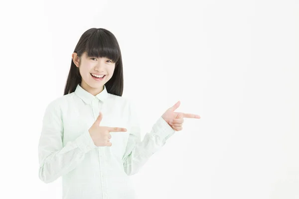 Młody Azji Dziewczyna Student Pokazując Coś Wskazując Izolowane Białym Tle — Zdjęcie stockowe