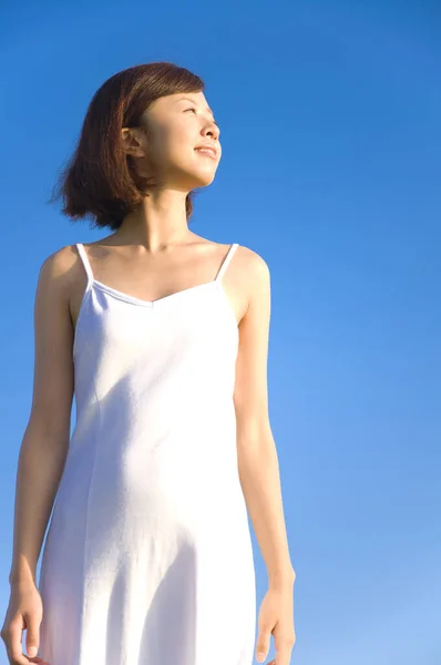 Portret Pięknej Azjatki Białej Sukience Pozowanie Tle Błękitnego Nieba — Zdjęcie stockowe