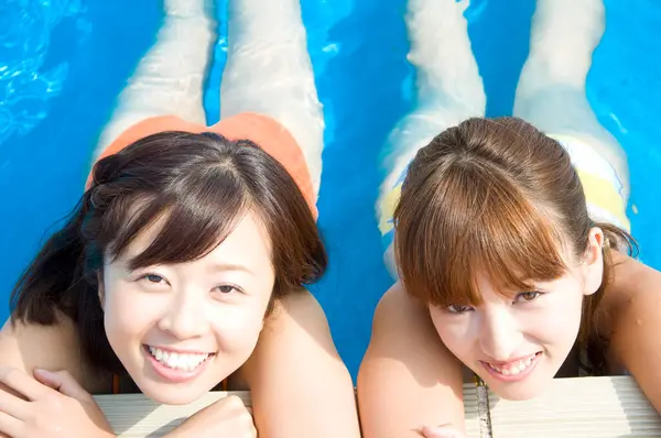 Hermosas Mujeres Japonesas Trajes Baño Coloridos Que Divierten Piscina Concepto —  Fotos de Stock