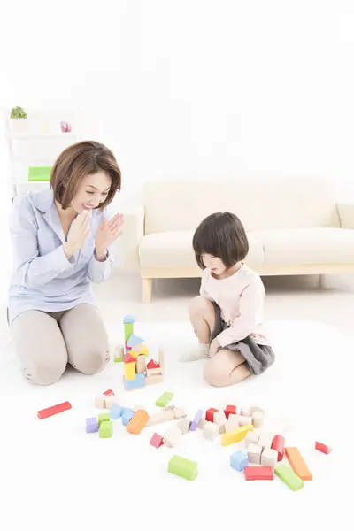 Asiatico Madre Piccolo Figlia Giocare Insieme — Foto Stock