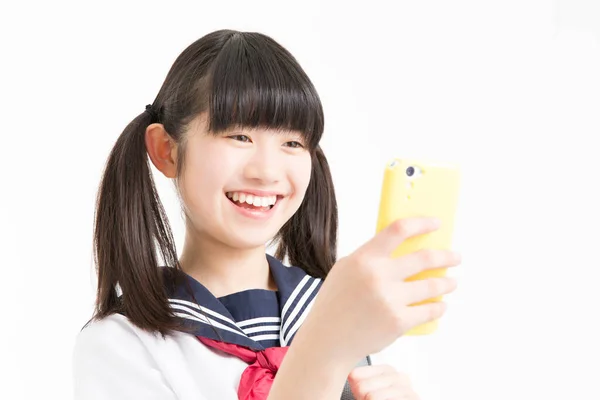 Retrato Menina Asiática Jovem Uniforme Escolar Usando Telefone Móvel — Fotografia de Stock